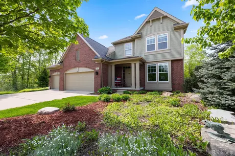 970 Parkway Trl, Oakland, MI 48363