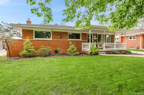 2951 Longmeadow Dr, Trenton, MI 48183