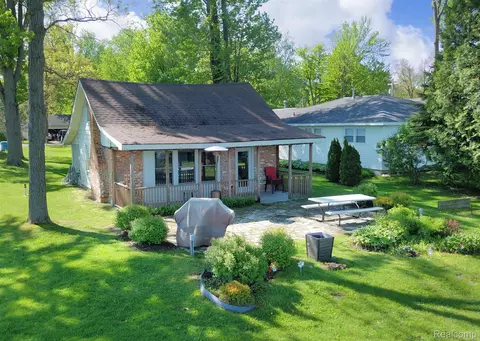 3168 Ponemah Dr, Fenton, MI 48430