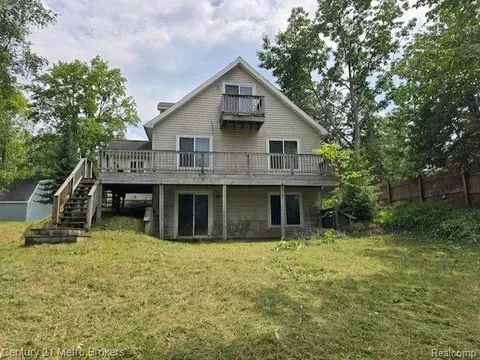 1621 Loebrich Dr, Clement, MI 48624