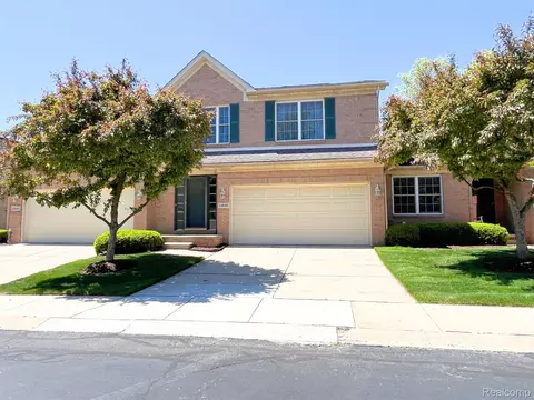 23649 W Lake Cir, Brownstown, MI 48183