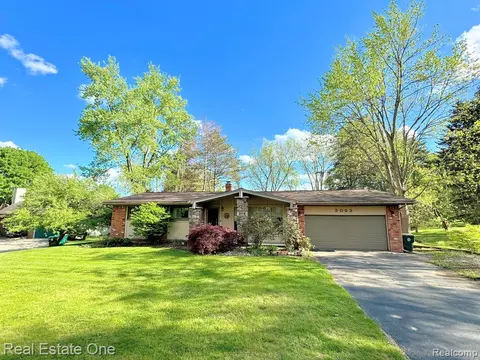 2063 Cole Rd, Lake Orion, MI 48362