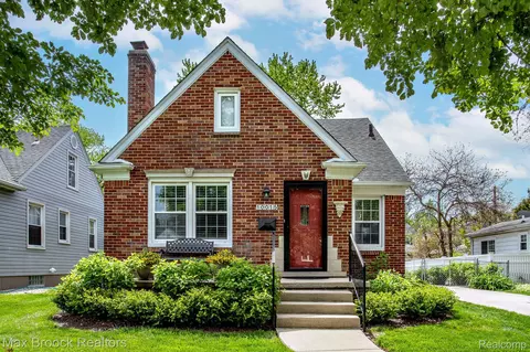 10015 Borgman Ave, Huntington Woods, MI 48070