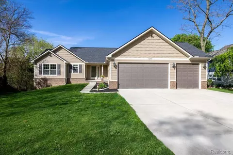 6290 Fonda Lake Dr, Green Oak, MI 48116