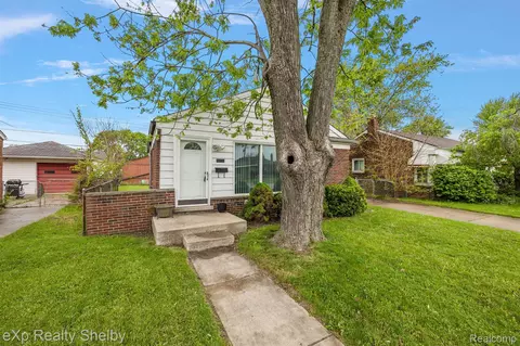 28221 Hollywood St, Roseville, MI 48066