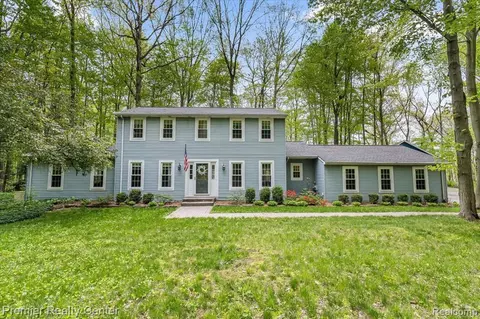 2870 Rae Lynn Ln, Milford, MI 48381