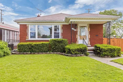 1161 6th St, Wyandotte, MI 48192