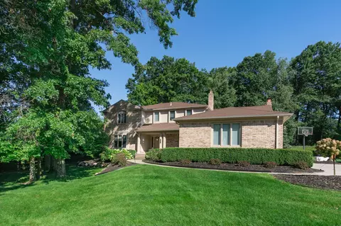 570 E Maryknoll Dr, Rochester Hills, MI 48309