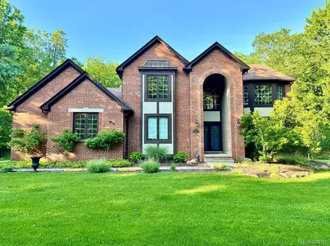 30400 Helmandale Dr, Franklin, MI 48025