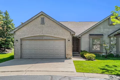 2271 Westmont Cir, Sterling Heights, MI 48310