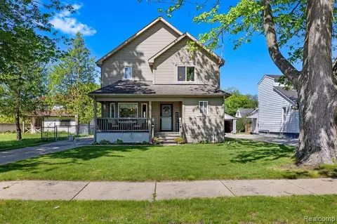 8887 Deering St, Livonia, MI 48150