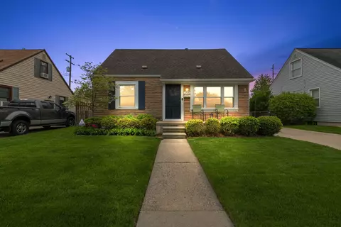 22928 Maxine St, Saint Clair Shores, MI 48080