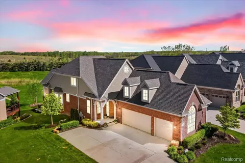 8350 Stoney Creek Dr, Green Oak, MI 48178