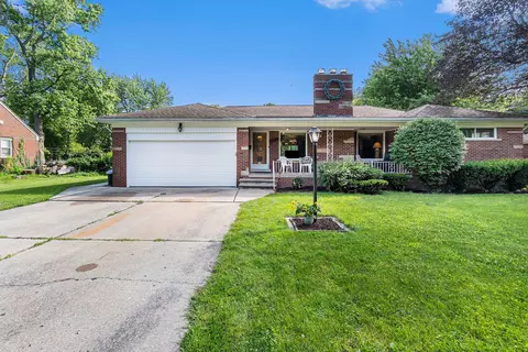 19940 Eastwood Dr, Harper Woods, MI 48225