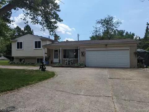 7167 Crestmore St, West Bloomfield, MI 48323
