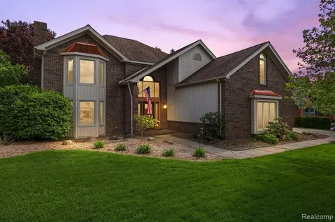 978 River Valley Dr, Lake Orion, MI 48362