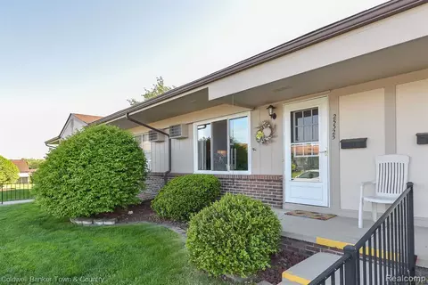 25325 Franklin Ter #3, South Lyon, MI 48178