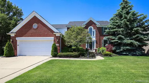 49615 Helmsley Dr, Macomb, MI 48044