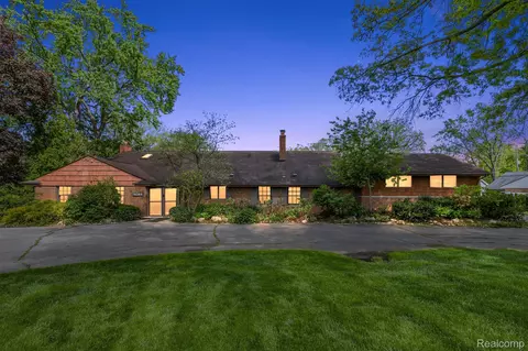 4244 Rouge Circle Dr, Troy, MI 48098