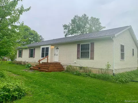 655 E Ridge St, South Lyon, MI 48178