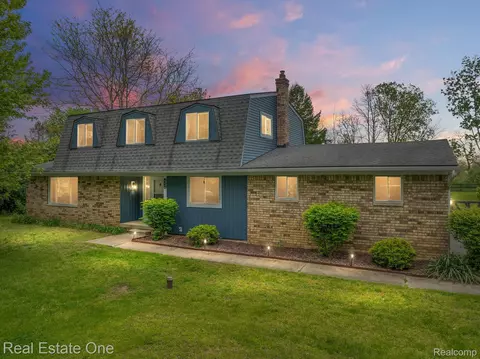2336 S Burwood Crt Ct, Highland, MI 48357