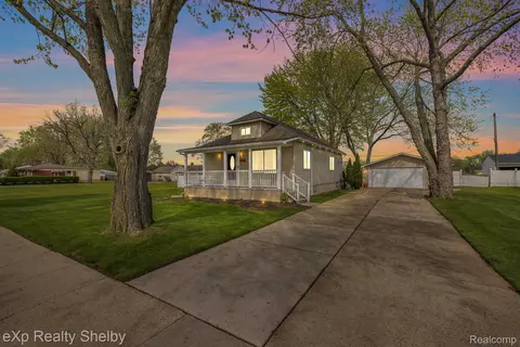 30218 Park St, Roseville, MI 48066