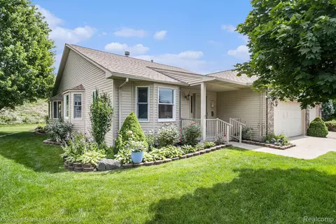 7350 Cross Creek Dr, Swartz Creek, MI 48473