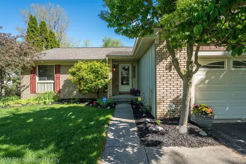 980 Intervale Dr, Highland, MI 48357