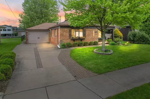 22535 Maple St, Saint Clair Shores, MI 48081