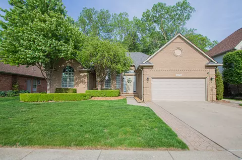 48754 Beacon Square Dr, Macomb, MI 48044