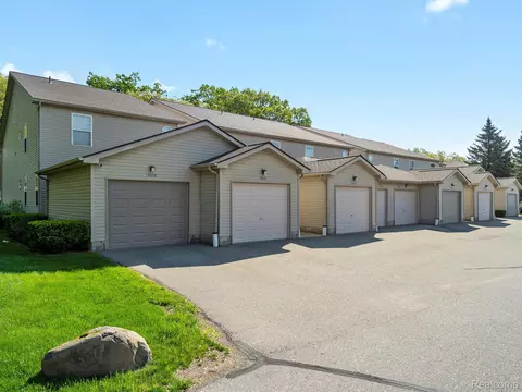 5022 Harbor Oak Dr #29, Waterford, MI 48329