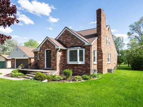 690 E Lovell Dr, Troy, MI 48085