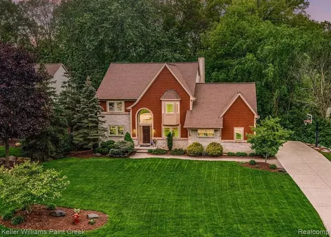 925 Indianpipe Rd, Lake Orion, MI 48360