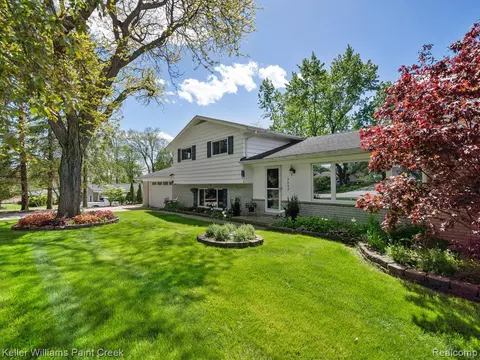 3642 Hi Lure Dr, Lake Orion, MI 48360