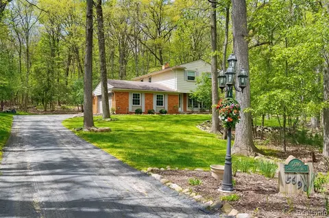 5690 Cobb Creek Rd, Rochester, MI 48306