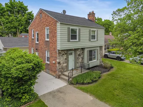 371 Moross Rd, Grosse Pointe Farms, MI 48236