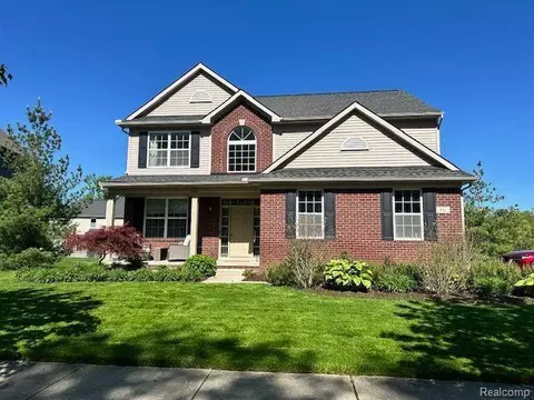 551 Hudson Cir, South Lyon, MI 48178