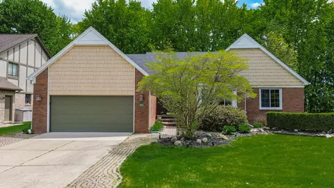 15956 Mountainside Dr, Macomb, MI 48042
