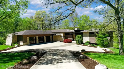 8419 Riverwalk Dr, Tyrone, MI 48430
