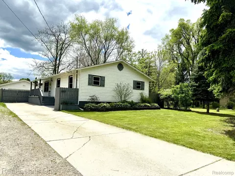 3413 Ponemah Dr, Fenton, MI 48430