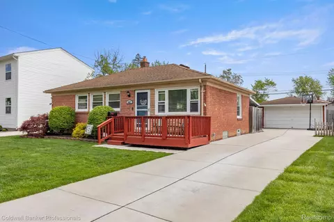 29427 Red Cedar Dr, Flat Rock, MI 48134