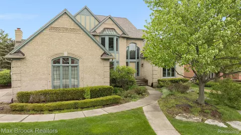 1930 Lexington Dr, Troy, MI 48084