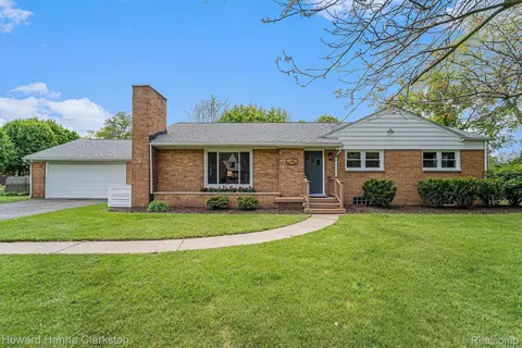 2411 Winkleman Dr, Waterford, MI 48329