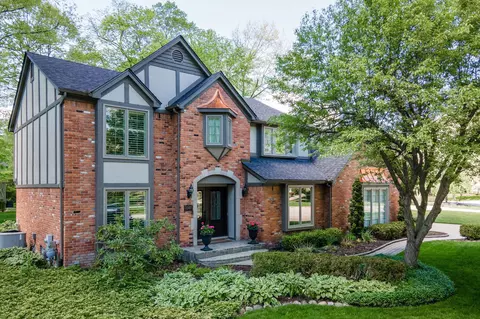 5503 Whitfield Dr, Troy, MI 48098