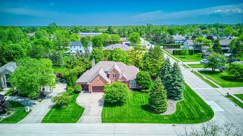 8501 Cadillac Cir, Grosse Ile, MI 48138