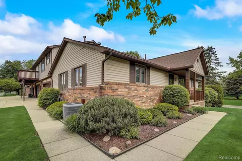 2298 London Bridge Dr #56, Rochester Hills, MI 48307