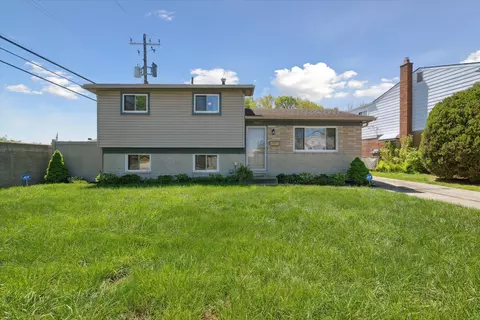 35463 Canyon Dr, Westland, MI 48186