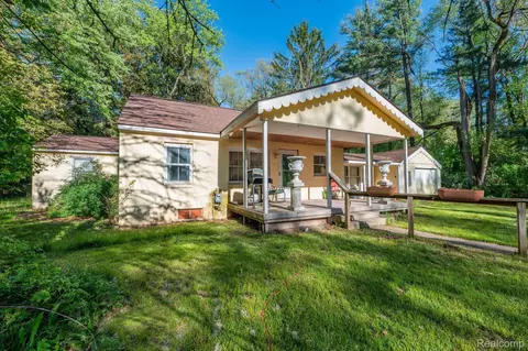 5375 S Pleasant Valley Rd, Brighton, MI 48114