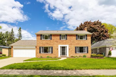 716 Pear Tree Ln, Grosse Pointe Woods, MI 48236