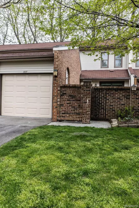 327 Willow Grove Ln, Rochester Hills, MI 48307